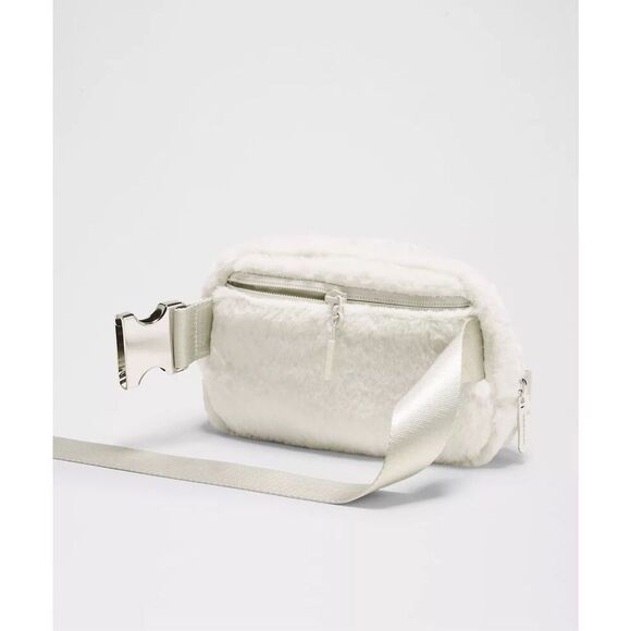 Everywhere Belt Bag  Plush Fleece - Picture 5 of 6